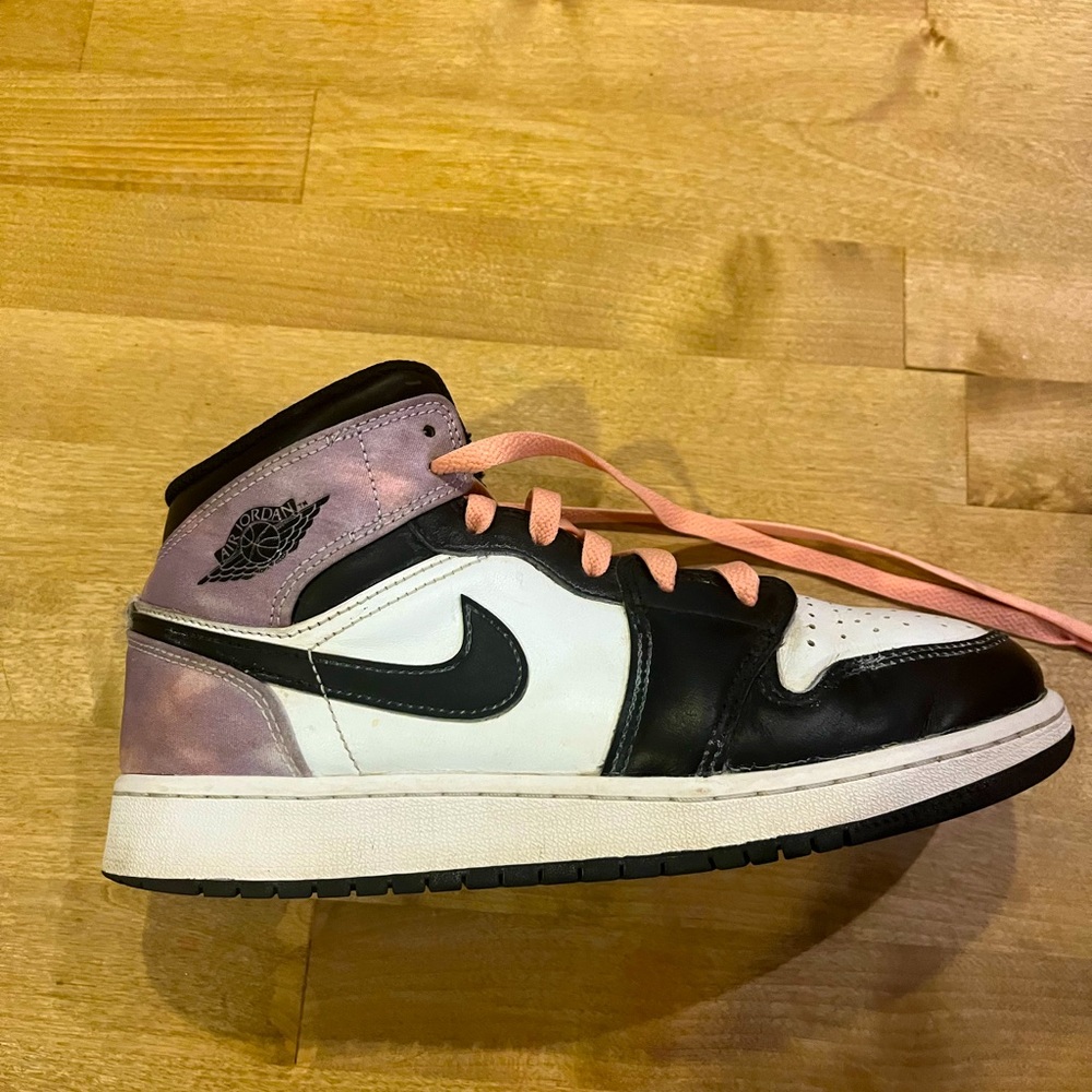 Jordan basketball shoes very stylish and comfortable - Picture 2 of 4